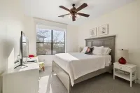 Beautifully REMODELED villa in the hollows/lake Travis/ quartz countertops, etc Hotels in Jonestown