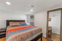 Downtown Big Sky Bungalow w/AC, Fully Fenced Yard, W/D, 2 Smart TVs, Speedy WiFi - บังกะโล