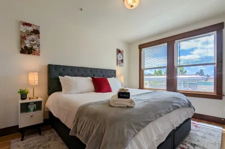 Newberg Wine Country Suites: Noir Room Отели рядом с достопримечательностью «Champoeg State Heritage Park»