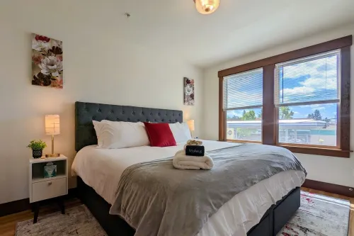 Newberg Wine Country Suites: Noir Room Hotels in Newberg