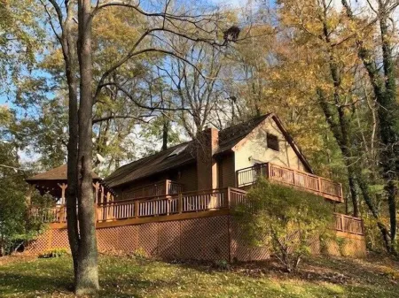 Lakeside Hideaway a spacious lodge with a lake view close to local attractions.