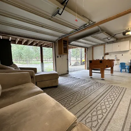 Log Cabin Getaway: WIFI, GameRoom, Firepit, pets OK!