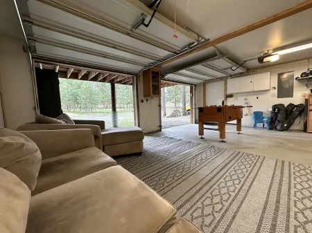 Log Cabin Getaway: WIFI, GameRoom, Firepit, pets OK!