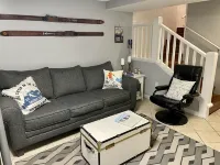 Beautiful Harbor Springs condo! Close to Lake MI, Skiing, Golf, Dining, + more!