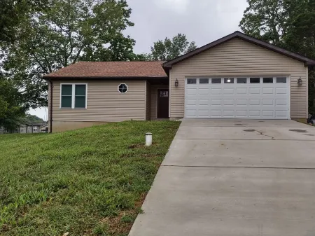Charming 3-bedroom house with WiFi, and fenced-in backyard in serene Byrnes Mill