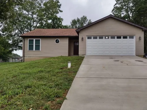 Charming 3-bedroom house with WiFi, and fenced-in backyard in serene Byrnes Mill