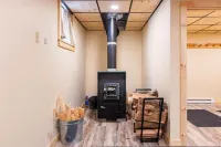 4-bedroom cabin just 10 minutes from Adirondack Park