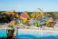 A backyard oasis a block from the beach! Hot Tub, Tiki Bar, Ping Pong! Hotels in Muskegon