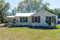 Palmetto Bungalow - Quaint, original Fairhope cottage close to town.