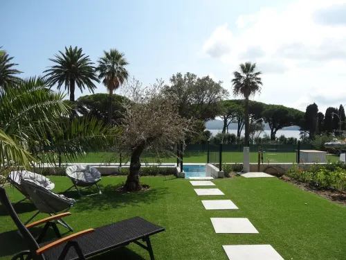 Gorgeous contemporary villa with a great view - located in front of Saint-Tropez