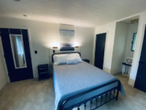 Tranquility on Lake Tillery , Waterfront Home with Large Dock & Paddle Boards!