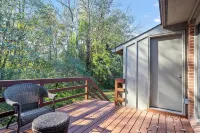 Charming Private Oasis - Close to Airport, Mall, and Downtown.