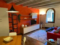 Residence dei Frutti-The Pomegranate-bright apartment a stone's throw from the squares