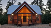 Romantic Cabin with Hot Tub, Outdoor Fireplace & Soaking Tub - Romantisk
