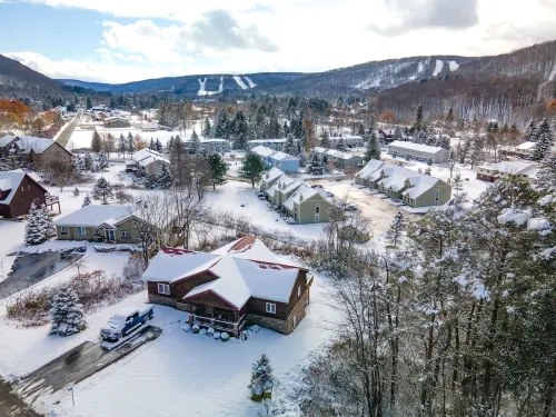Luxury Ellicottville Chalet, w/Sauna, 8' ft Hot Tub, Breathtaking Slopeside View
