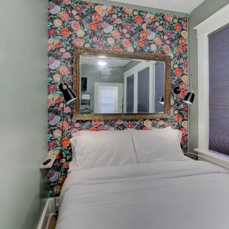 Tiny Trendy Traveler's Studio in Historic Midtown!