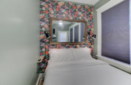 Tiny Trendy Traveler's Studio in Historic Midtown!