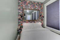 Tiny Trendy Traveler's Studio in Historic Midtown!
