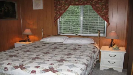 Siesta River Cabin,  Riverfront, fabulous views G.W. Forest, hottub, fireplace