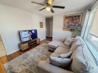 Cozy 2-bedroom apartment with WiFi, AC, walk to UK Campus/Hospital, near St. Joe
