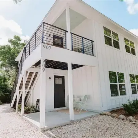 Modern Top Floor Rental Unit near Anna Maria Island