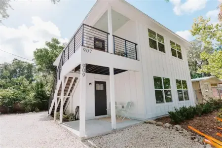 Modern Top Floor Rental Unit near Anna Maria Island Отели в г. Брейдентон