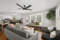 1930s Home, King bed, sleeps 8, Gameroom, walk to Main St Hotels in Tomball