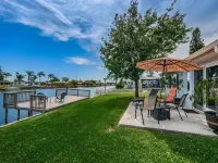 Serene Lakefront home in Tampa Bay, close to beaches and downtown Tarpon Springs Hotels in Holiday