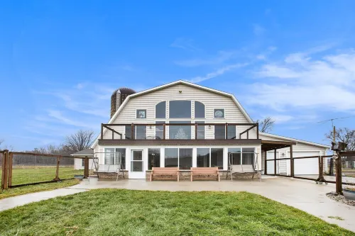 Renovated Dairy Barn – 5 Beds, 2.5 Baths, Spacious, Accessible & Stylish