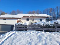 Quiet and modern vacation apartment in a peaceful location on the edge of the Alps فنادق في Hausham