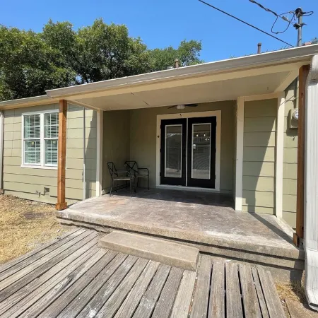 Charming, cozy cottage located 1/2 mile, or 3 min. walk to Kyle Field.