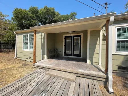 Charming, cozy cottage located 1/2 mile, or 3 min. walk to Kyle Field.