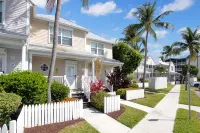 Majestic Marina View- 2/2.5 townhome looking over Hawks Cay Marina.