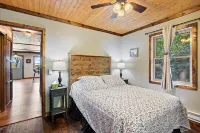 Woodsy/Modern Cabin, Big Views, Firepit, Close Hikes, Wifi, 12 Min to Br,