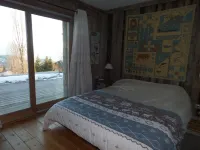 Luxurious log chalet in the city centre, south-facing, panoramic view