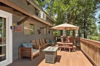 Luxurious Cabin w/ lake views 10 minutes to Santa's SkyPark & Village