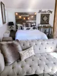 Bluebird Cottage in the Heart of Historic Downtown Franklin