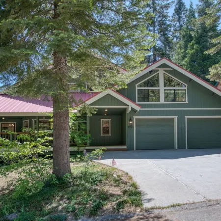 Large Family Retreat---6 BEDROOMS, Sleeps 16!!