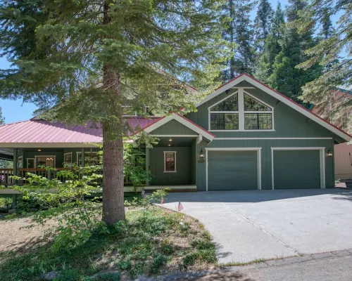 Large Family Retreat---6 BEDROOMS, Sleeps 16!! Hotels in Shaver Lake