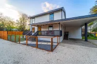 Hickory House - Family/Group and Pet-Friendly Retreat Near Lockhart Square!