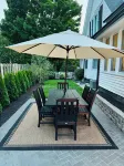 NEW! Charming Pet Friendly Modern Cottage in the Historic District of Saugatuck! Hotels near Roan & Black