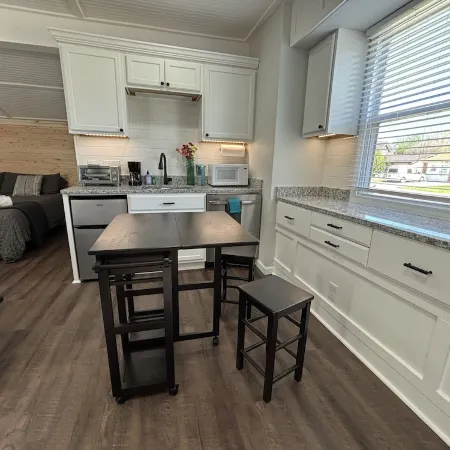 Zen Den - jetted tub, massage chair, home theater, EV charger, King bed, parking