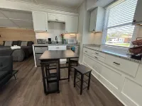 Zen Den - jetted tub, massage chair, home theater, EV charger, King bed, parking Hotels in Burleson