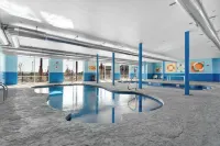 New! LAZY RIVER & Pools, Lake View, Game Room, Theater Room, Hot Tub, Fire Pit