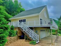 Scenic View Lodge- w/ Hot Tub & Pool Hotels in Allamakee County