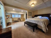 Timeless 100 Year Old Creekside Cabin Near Red Rocks. King Size Bed.