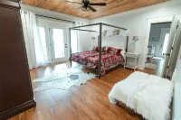 Riverfront Farmhouse. Walking distance to awesome!