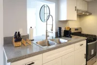 Modern Studio Duplex -15 min to Beach