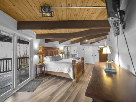 UNBEATABLE LOCATION. 3BR SlopeSide. Steps to Lift 1 & BM Resort. Panoramic Views