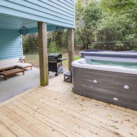 Remodeled Beach House 1 block from beach. 4min walk. Sleeps 8.